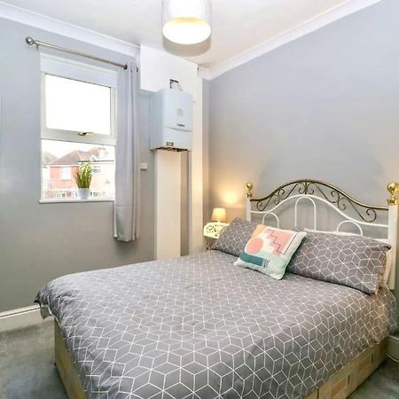 Homely 4 Bedroom Large House Inc Free Parking - Great Location - Fast Wifi - Smart Tv - Sleeps Up To 7! Close To Bournemouth & Poole Town Centre & Sandbanks Exterior foto